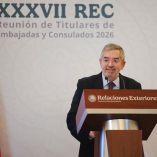 El exrector de la UNAM deja su cargo en el gabinete de la presidenta Sheinbaum debido a problemas de salud.