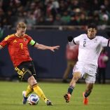 Kevin De Bruyne intenta burlar a Jorge Sanchez durante el amistoso en el Soldier Field de Chicago.