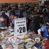 Primer día del 21° Gran Remate de Libros, Discos y Películas, donde se ofrecen ejemplares desde 10 pesos