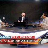 Pascal Beltrán del Río y astrofísicos, durante el programa especial del despegue de la Misión Artemis II.