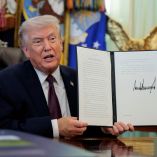 Donald Trump firmó decretos que imponen nuevos aranceles a medicamentos importados, con recargos que podrían alcanzar hasta el 100 % en algunos casos.