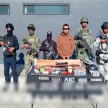 Elementos de Semar, Ejército y Guardia Nacional presentan a un detenido junto a armas, cartuchos, equipo táctico y dinero asegurado en Cuernavaca