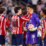 Chivas lidera el Clausura 2026, pero podría perder piezas clave en la Liguilla sin posibilidad de reforzarse tras la negativa de FIFA.