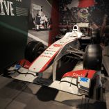 El primer Sauber con el que debutó Checo Pérez en la F1 está en exhibición.