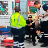 Elementos de seguridad revisan a una mujer en aeropuerto tras detectar clorhidrato de cocaína oculto en frascos dentro de su equipaje.