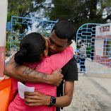 Familiares se reunieron a las afueras de centros penitenciarios para recibir a los liberados.