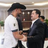 Aymen Hussein, el héroe del repechaje acudió a la recepción con un sombrero norteño