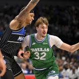 Cooper Flagg firmó una actuación histórica con 51 puntos y se convirtió en el jugador más joven en alcanzar la barrera de los 50 en la NBA, en un partido donde dejó claro su potencial como una de las grandes figuras del futuro.