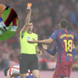 Gerard Martin ve la roja tras un 'planchazo'; todo terminó en amarilla tras la consulta en el VAR