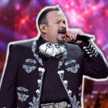 El cantante fue invitado al concierto de Peso Pluma