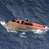 Los supervivientes fueron rescatados por dos buques mercantes y este domingo temprano desembarcaron en la isla italiana de Lampedusa.