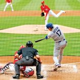 Shohei Ohtani, jugador de Dodgers bateando.