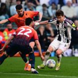 Johan Vásquez arrancó como titular y capitán frente a Juventus, completando los 90 minutos.