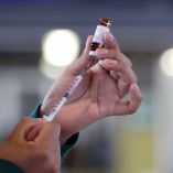 Decenas de personas continúan acudiendo al módulo de vacunación instalado en el Centro de Exposiciones de Ciudad Universitaria para inmunizarse contra el sarampión.