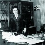 Julio Scherer García fue director general de Excélsior, El Periódico de la Vida Nacional , de 1968 a 1976, en ese último año fue expulsado con varios de sus compañeros, mediante un golpe orquestado por el gobierno de Luis Echeverría.