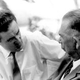 El periodista platica con Lázaro Cárdenas.