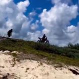 Sorprendido por la resistencia y ante la posible exposición pública, el ladrón subió hacia la carretera donde ya no esperaba su cómplice.