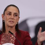 Claudia Sheinbaum durante conferencia en Palacio Nacional mientras informa acciones por derrame de hidrocarburos en costas del Golfo de México.