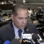 Raúl Bolaños Cacho habla ante medios en el Senado de la República durante entrevistas tras votación sobre canciller Roberto Velasco.