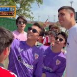 El emotivo encuentro de niños mexicanos con Alex Padilla en España
