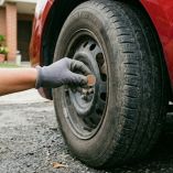 Truco de la moneda en las llantas de tu auto.