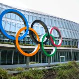 Los aros olímpicos lucen en la puerta principal de la sede en Lausana, Suiza.