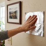 Truco de poner papel aluminio en la pared.
