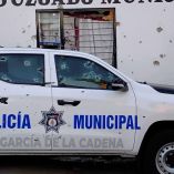 Grupos armados atacaron la comandancia de García de la Cadena en Zacatecas durante intensos enfrentamientos.