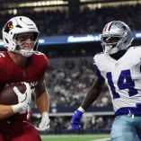 Markquese Bell (derecha) se ha vuelto una pieza fundamental en la defensiva de los Cowboys.