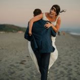 Casarse en la playa ofrece un escenario romántico, natural y perfecto para fotos inolvidables.