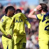 Tottenham sufrió un nuevo descalabro que lo metió en zona de descenso.