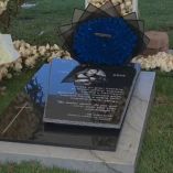 La tumba de Nemesio Oseguera Cervantes, identificado como líder del Cártel Jalisco Nueva Generación, ya cuenta con una lápida y los arreglos florales fueron renovados.En la lápida llama la atención la frase inscrita: “Es mejor morir de pie que vivir toda una vida arrodillado”, atribuida a Emiliano Zapata.Además, incluye un mensaje dedicado a “El Mencho”: “Fuiste un gran hombre, el mejor padre, esposo, abuelo y hermano. Gracias por ser nuestra guía, nuestro héroe y, sobre todo, nuestro amigo. Te amamos, siempre estarás en nuestros corazones”.La tumba también muestra una fotografía en la que aparece Oseguera Cervantes abrazando un gallo.En el sitio se observó la renovación total de los arreglos florales, entre los que destacan dos coronas de rosas blancas —una de ellas con forma de gallo, ahora elaborada con rosas rojas—, así como un arreglo en forma de corazón.Aunque autoridades han señalado que la tumba no es vigilada por presuntos halcones, durante un recorrido realizado por Excélsior se pudo detectar lo contrario.“Volteo y le iba a hacer señas, pero el señor ya estaba allá para que tenga cuidado”, advirtió una persona.Nemesio Oseguera Cervantes murió el pasado 22 de febrero durante un operativo en el municipio de Tapalpa, Jalisco