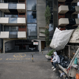 Fachada del edificio en Coahuila 30, Roma Norte, con balcones y acceso vehicular, señalado en denuncia por presunto desvío de recursos.