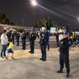 Uniformados, pendientes a las afueras del Estadio Banorte.