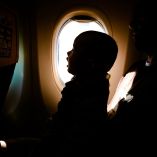 ¿Cómo obtener una cuna para bebé en el avión?