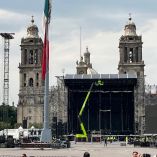 Frente a la Catedral Metropolitana se lleva a cabo la colocación del escenario principal