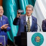 Ricardo Monreal reconoce a Javier Saldaña, rector de la UAGro, durante la jornada Diputado por un Día en la Cámara de Diputados, en San Lázaro, Ciudad de México