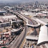 Vista aérea del Tramo 0 del Macrolibramiento Mexiquense con vialidades elevadas, caseta de cobro y zona urbana en Tlalnepantla y Naucalpan.