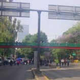 Manifestantes de la ANUEE cerraron ambos sentidos del Circuito Interior en la alcaldía Cuauhtémoc.