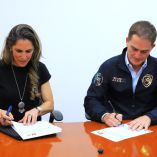 Funcionarios de Profepa y Alcaldía Álvaro Obregón firman convenio ambiental en oficina, sentados frente a mesa con documentos oficiales