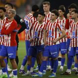 Los jugadores del Atlético de Madrid muestran su frustración luego de caer ante la Real Sociedad.