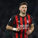 La escuadra de Milan rindió un homenaje a Santiago Gimenez en su cumpleaños 25