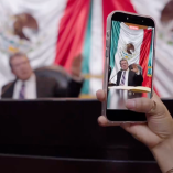 Ricardo Monreal encabeza sesión del Parlamento Juvenil 2026 en San Lázaro, mientras su intervención es grabada por asistentes desde el recinto legislativo en Ciudad de México