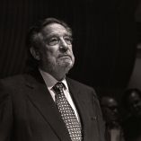 El poeta mexicano Octavio Paz fue recordado ayer durante su 28 aniversario luctuoso.