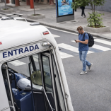 Hombre muere atropellado por un autobus; cruzó la calle mirando el celular