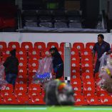 Cada uno de los partidos de Liga MX generan entre 4 toneladas de basura dentro del estadio y 3 toneladas en las inmediaciones del recinto.<br><br>Personal de Limpieza recoge Basura en Bancas del Estadio durante el partido America vs Atlas, correspondiente a la Jornada 04 del Torneo Apertura 2023 de la Liga BBVA MX, en el Estadio Azteca, el 20 de Agosto de 2023.