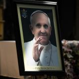 El primer Papa latinoamericano que siempre pidió a la feligresía "recen por mí", sumó hasta diciembre del 2024, 47 viajes apostólicos y visitó 66 países en los 5 continentes.