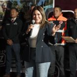 Lourdes Paz Reyes habla frente a funcionarios durante evento del programa Comunidad Segura en Iztacalco con personal de servicios urbanos