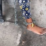Niña encadenada