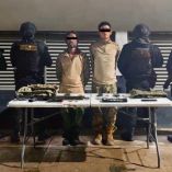 Detienen a dos presuntos integrantes de un cártel con armas y droga